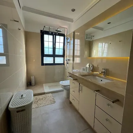 Дом отдыха Cosy Three Bedroom In Адехе