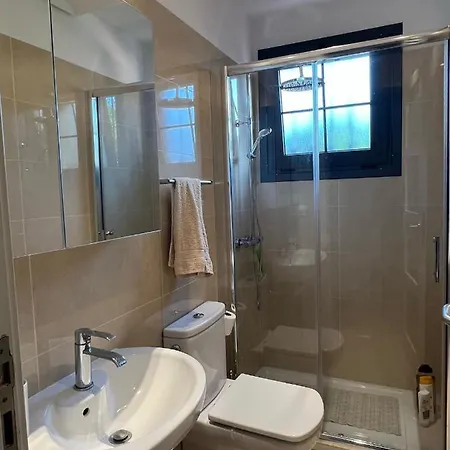 Cosy Three Bedroom In Адехе